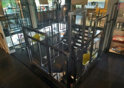 Escalier double quart tournant en acier et limons latéraux