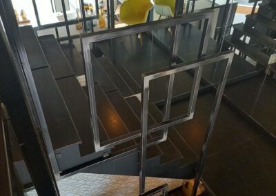 Escalier double quart tournant en acier et limons latéraux