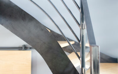 Escalier en acier avec limons latéraux et garde-corps cintré – Tarbes (65)