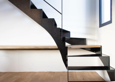 Escalier crémaillère acier avec bureau bois