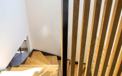 Escalier à marches balancées et limons latéraux en acier et bois – Tarbes (65)