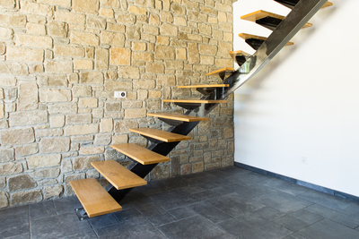 Escalier à limon débillardé et bois massif