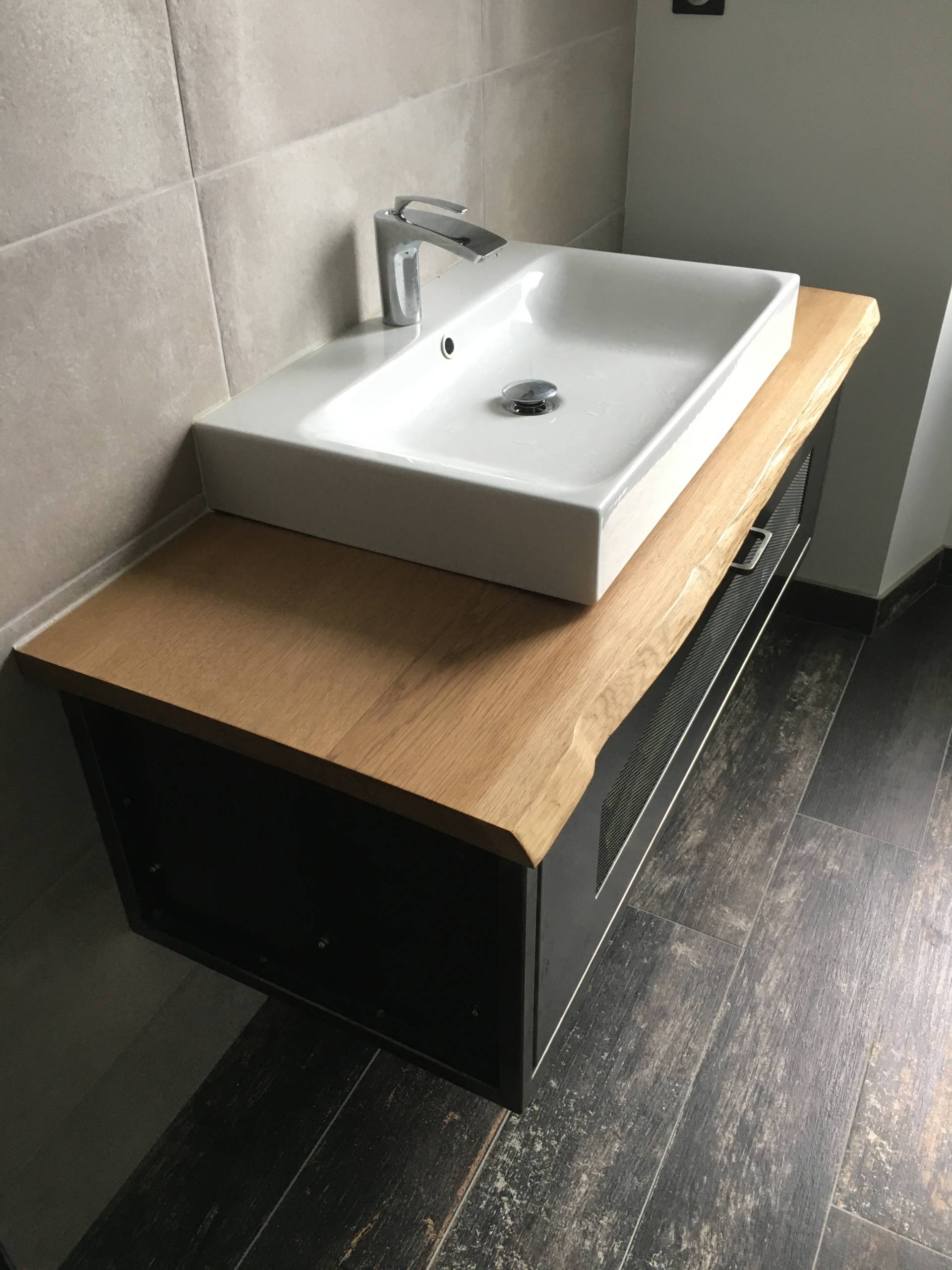 Meubles salle de bain en acier sur-mesure