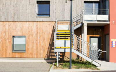 Escalier limons latéraux aux normes ERP avec garde-corps