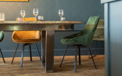 Table en acier avec plateau en marbre de Beyrède