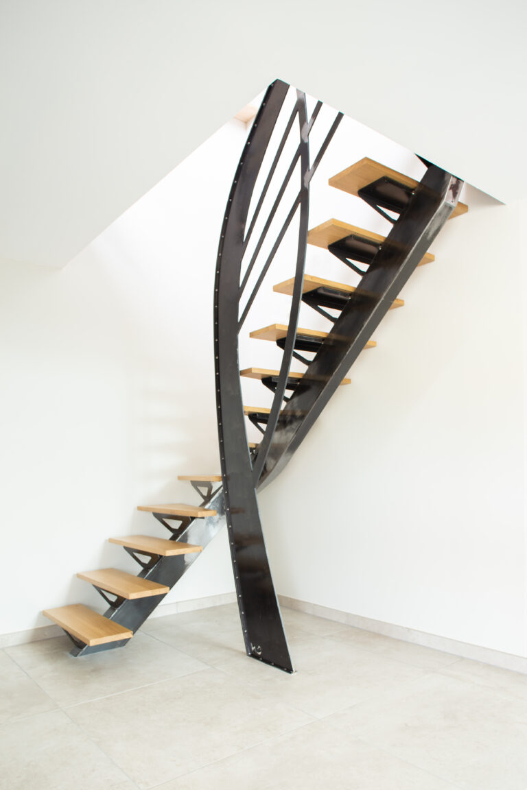 Escalier débillardé avec garde-corps découpés au laser – Tarbes (65)