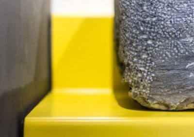 Meuble vasque acier jaune détails
