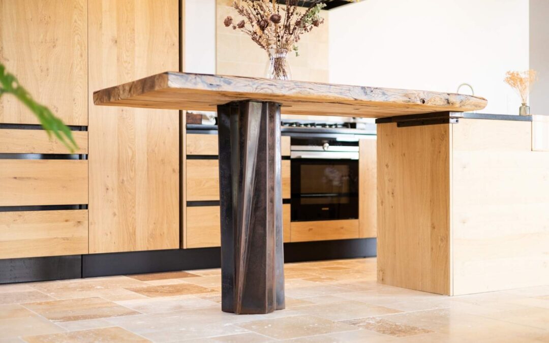 Îlot central en acier rouillé et madrier