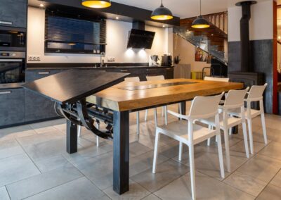 Table chêne et granit - plateau en mouvement
