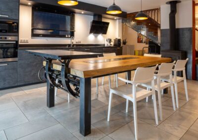 Table chêne et granit - plateau entièrement relevé