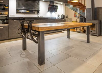 Table chêne et granit - plateau relevé