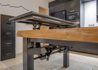 Table chêne et granit - plateau relevé détails