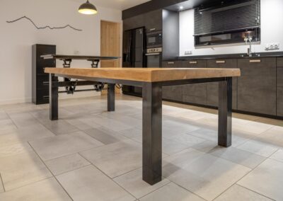 Table chene et granit - plateau relevé vue de face