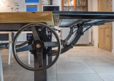Table chêne et granit - roue mécanisme