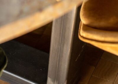 Table acier et marbre l'Europe - détails pied