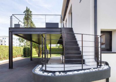 Terrasse Milhas - vue escaliers et déco cailloux