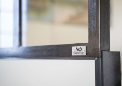 Verrière acier brut verni - détail logo WD