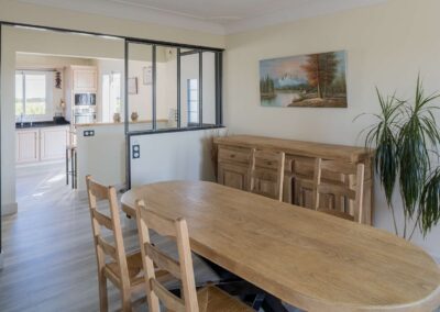 Verrière acier brut verni - vue salle à manger de côté