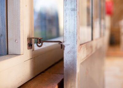 Accroche porte verrière