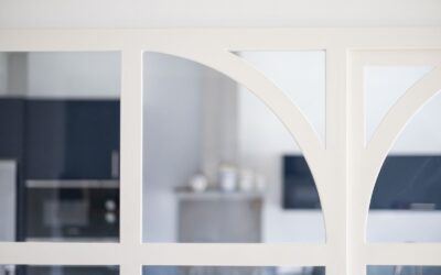 Verrière art déco blanche à Arreau (65)
