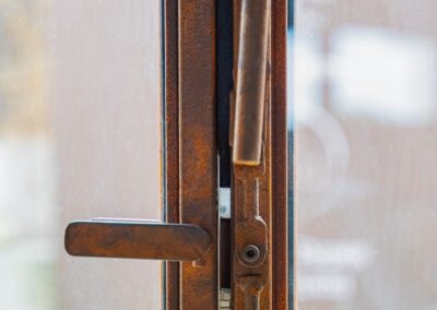 Porte acier finition rouillé - détails poignée