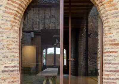 Porte acier finition rouillé - vue extérieur semi ouverte
