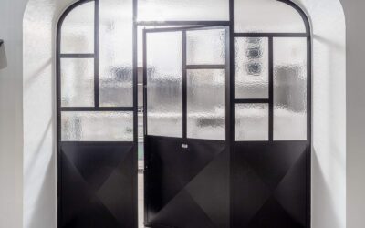 Porte de grange en acier et verre à Ger (64)