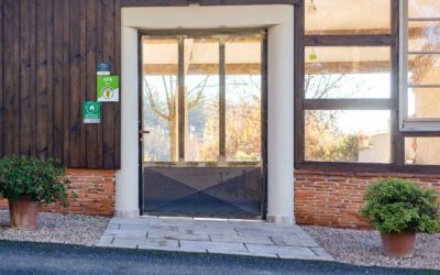 Porte verrière en pente sur mesure pour gîte à Marciac (32)