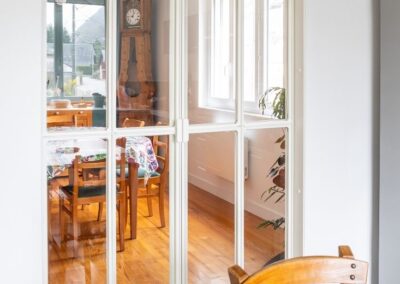 Verrière blanche art déco fermée vue salle à manger