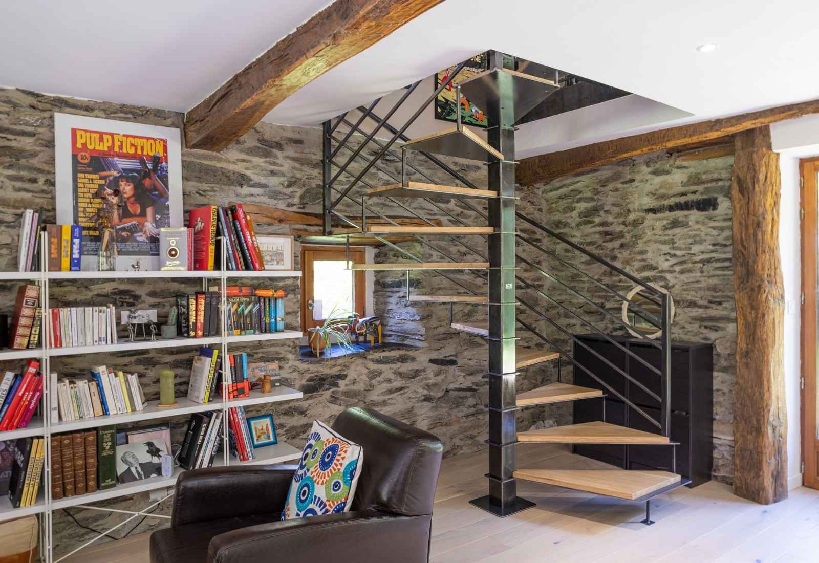Escalier limon central acier chene
