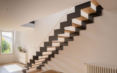 Double escalier en acier, hévéa et câbles
