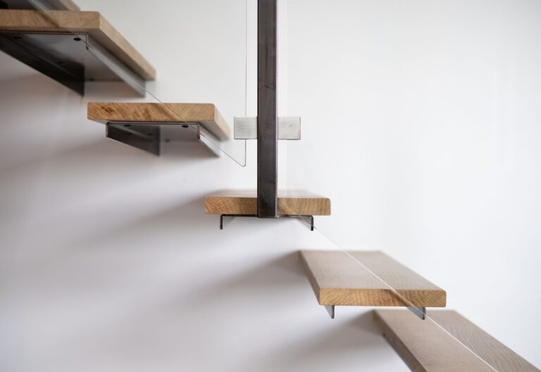 Escalier avec marches suspendues